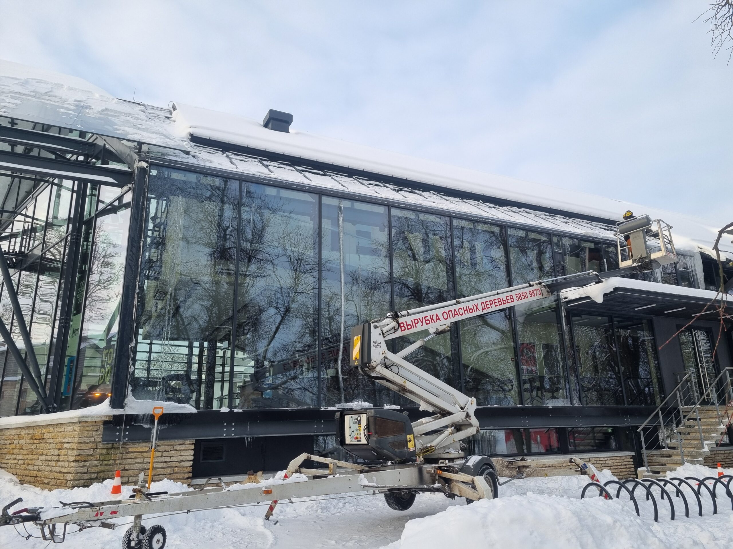 Очистка водостоков с подъёмника — ArborWorks
