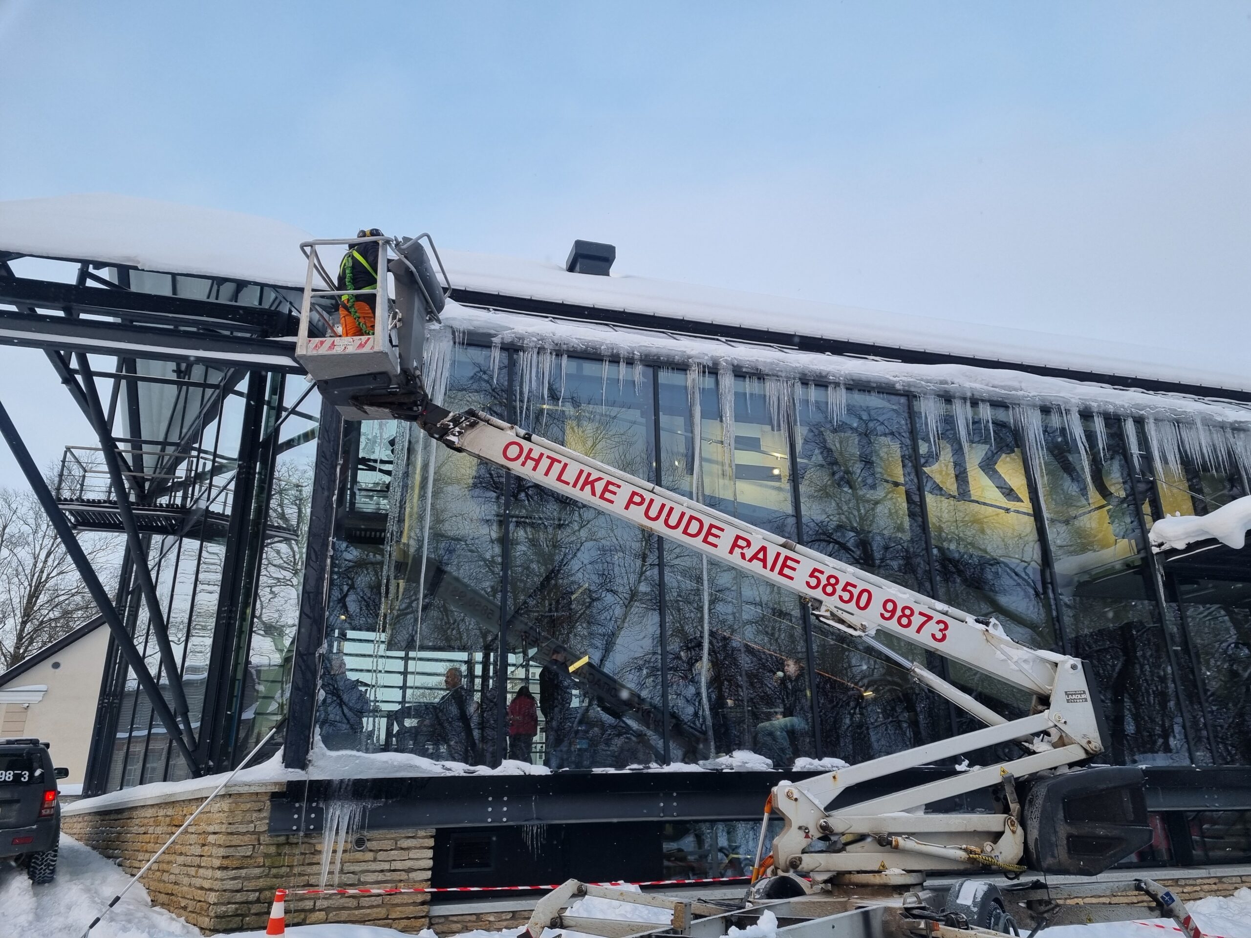 Удаление снега и льда с крыш специалистами ArborWorks